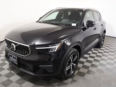 Used 2025 Volvo XC40 B5 Core AWD/4WD image 1