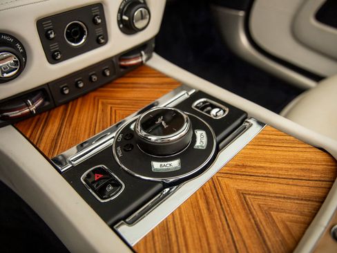 Used 2018 Rolls-Royce Dawn RWD image 36