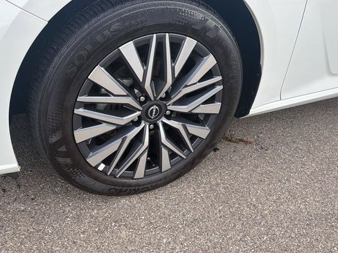 Used 2025 Nissan Altima 2.5 SV FWD image 9