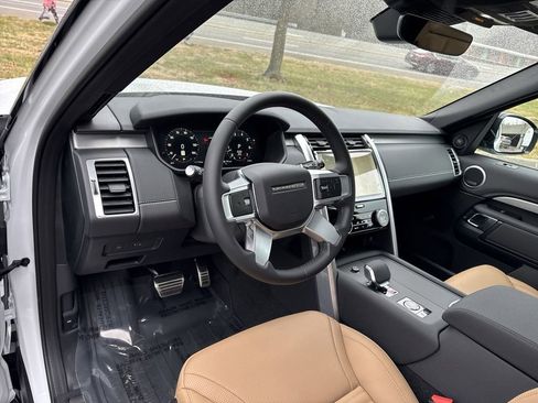 New 2025 Land Rover Discovery Dynamic SE image 13