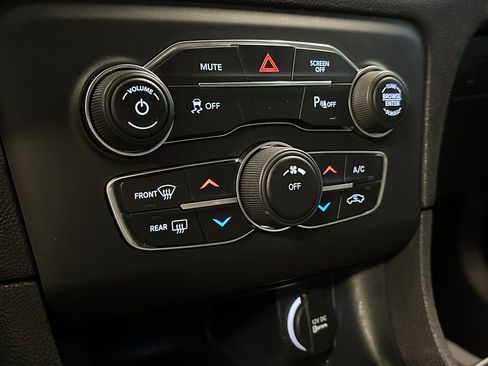 Used 2019 Dodge Charger SXT w/ Leather Interior Group image 14