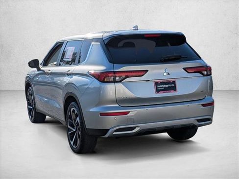 Used 2024 Mitsubishi Outlander SE image 8