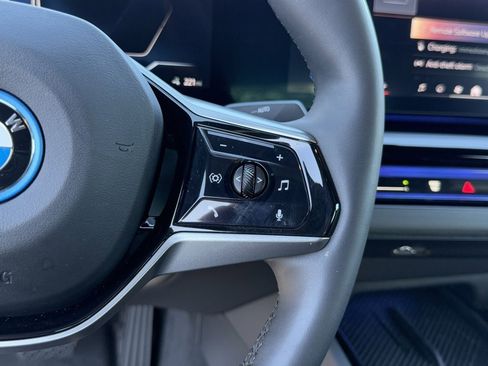 Used 2025 BMW i5 xDrive40 w/ Premium Package image 27