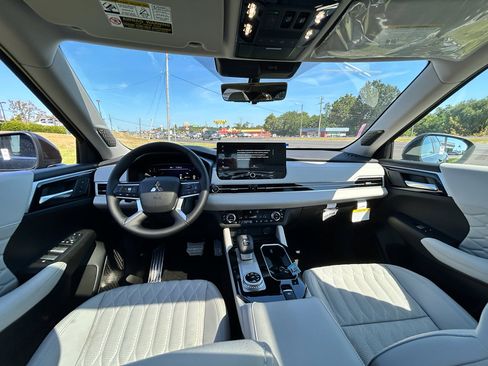 New 2025 Mitsubishi Outlander AWD image 17