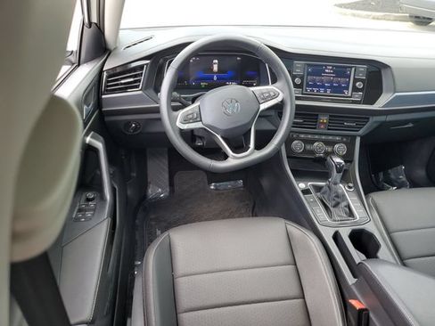 Certified 2024 Volkswagen Jetta SE w/ Panoramic Sunroof Package FWD image 11