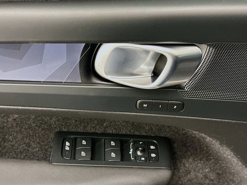 Used 2023 Volvo XC40 Recharge Plus image 15