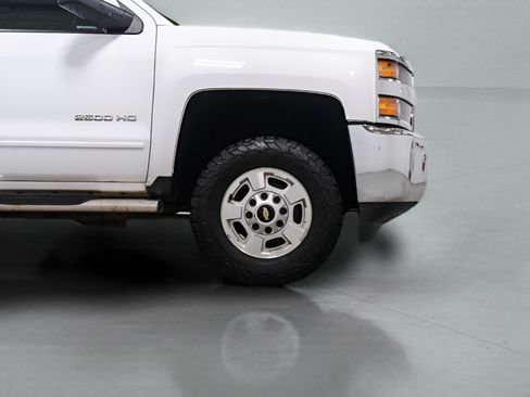 Used 2017 Chevrolet Silverado 2500 LT AWD/4WD image 9