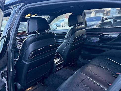 Used 2020 BMW 750i xDrive w/ Executive Package image 18