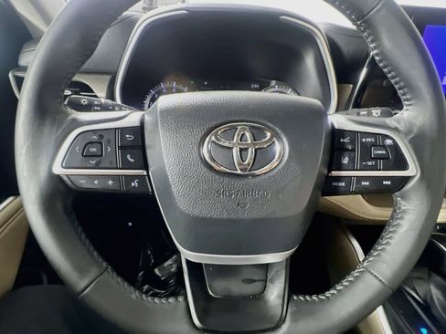 Used 2023 Toyota Highlander XLE AWD/4WD image 18
