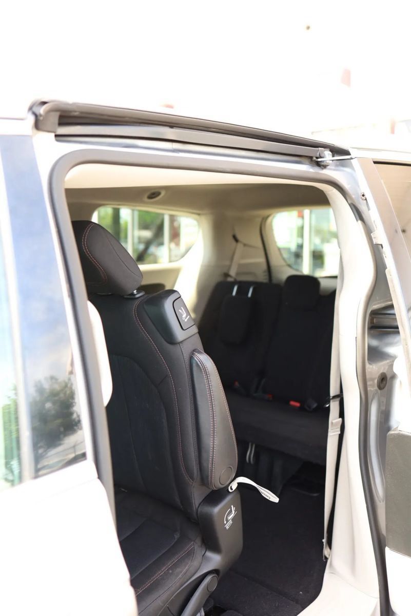 Used 2020 Chrysler Pacifica Touring w/ Advanced Safetytec Group FWD image 34