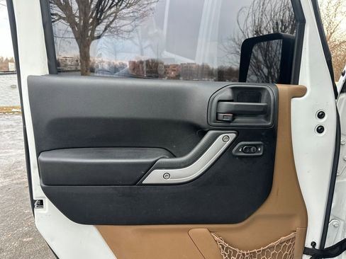 Used 2016 Jeep Wrangler Unlimited Rubicon w/ Connectivity Group image 10