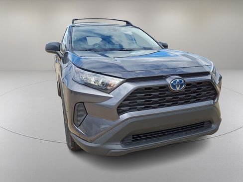 Used 2022 Toyota RAV4 LE AWD/4WD image 2