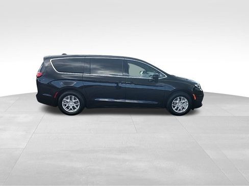 New 2026 Chrysler Pacifica Select image 12