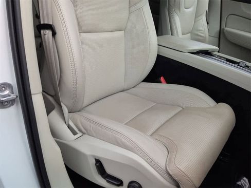 Used 2023 Volvo XC60 B5 Ultimate image 24