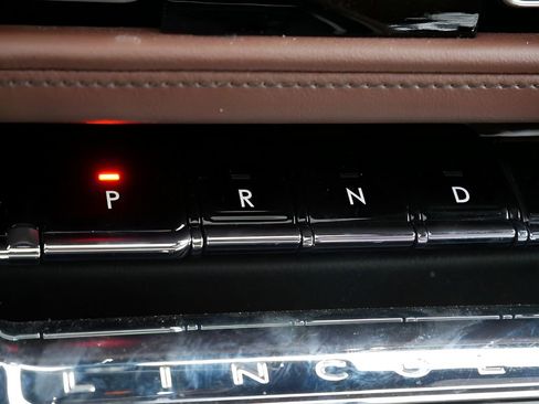 Certified 2025 Lincoln Aviator Reserve w/ Equipment Group 201A image 24