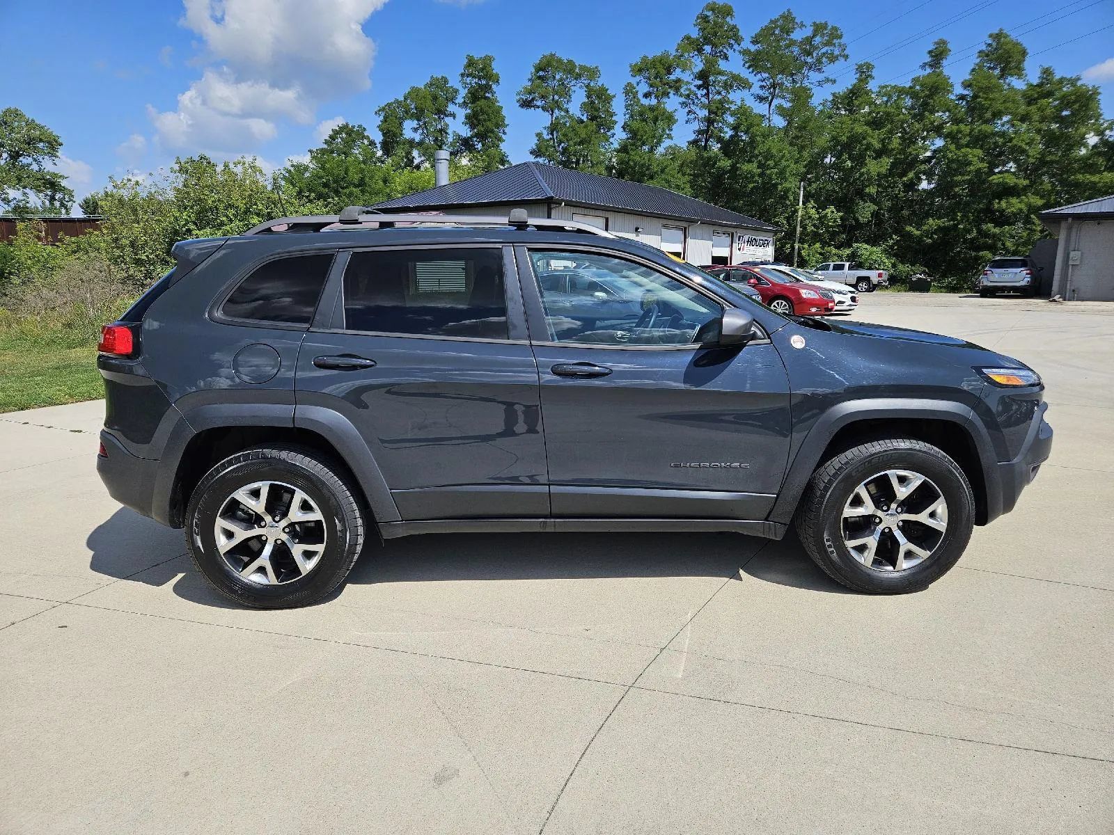 Used 2016 Jeep Cherokee Trailhawk w/ Comfort/Convenience Group AWD/4WD image 4