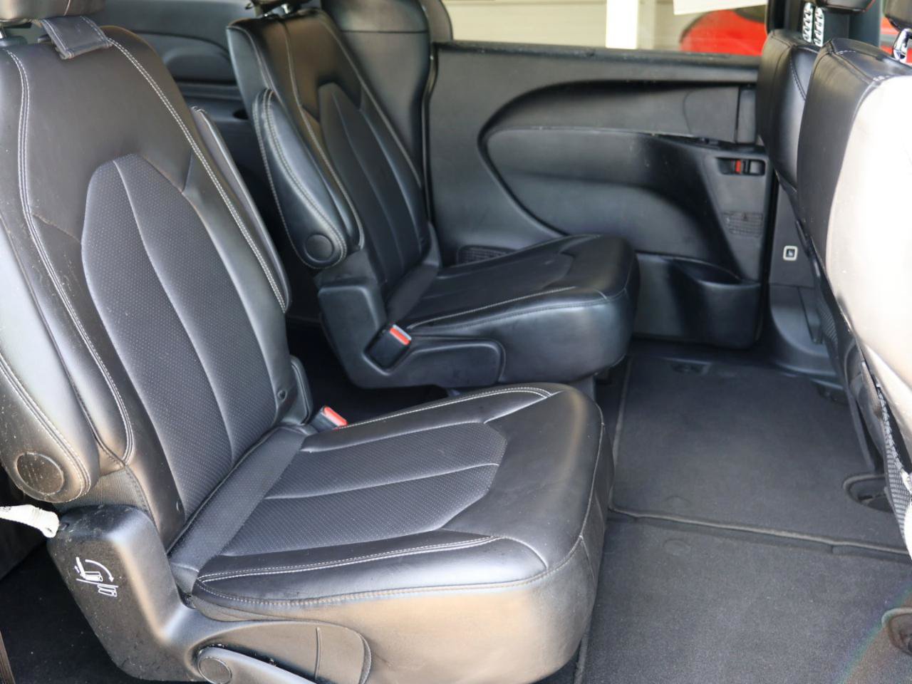 Used 2023 Chrysler Pacifica Touring-L FWD image 17