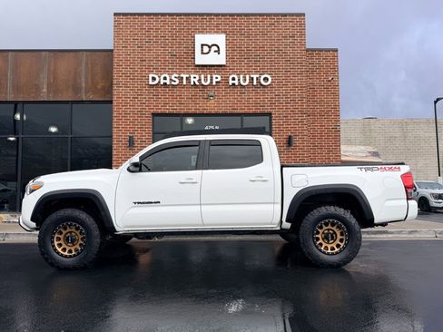 Used 2017 Toyota Tacoma TRD Off-Road w/ Premium & Technology Package image 4