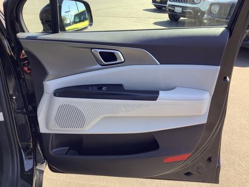 Used 2022 Kia Carnival LX image 38