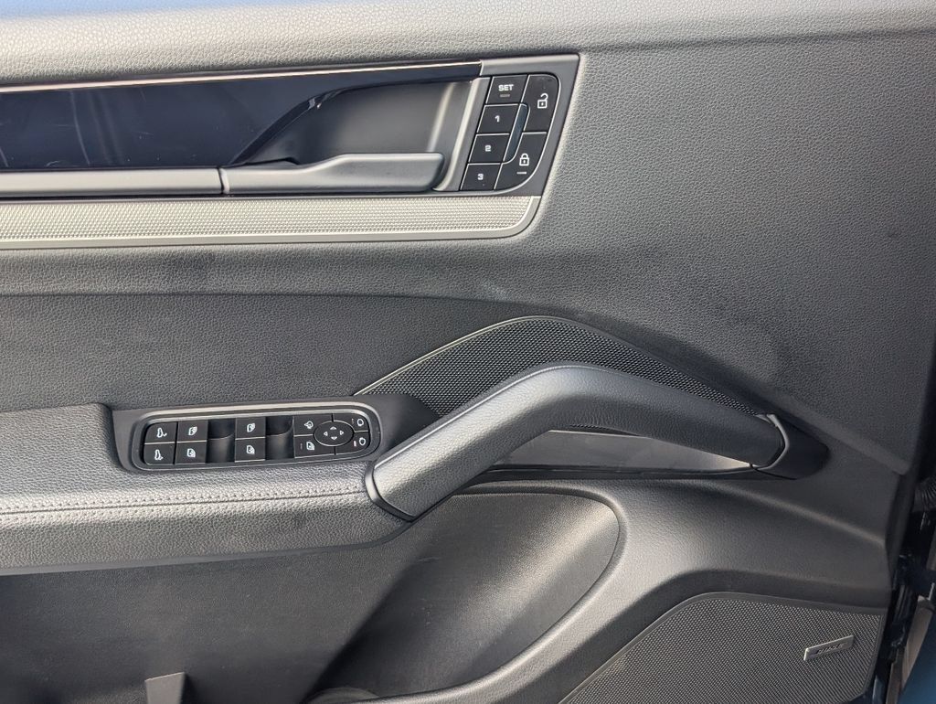 Certified 2025 Porsche Cayenne AWD/4WD image 20