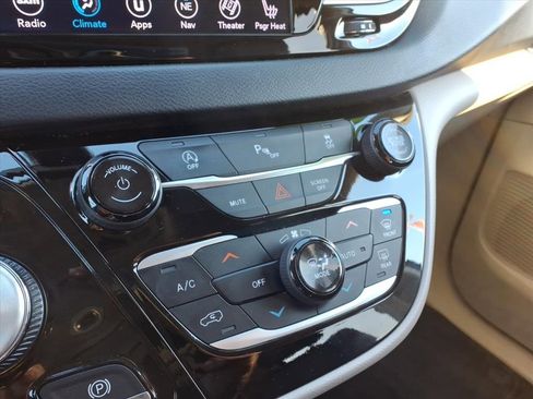 Used 2018 Chrysler Pacifica Touring-L Plus image 30