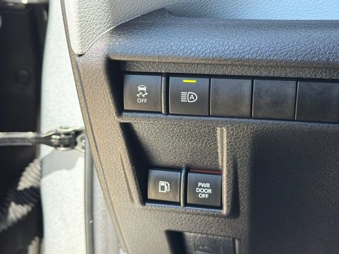 Used 2025 Toyota Sienna XLE FWD image 21