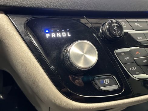 Used 2023 Chrysler Pacifica Touring-L FWD image 18