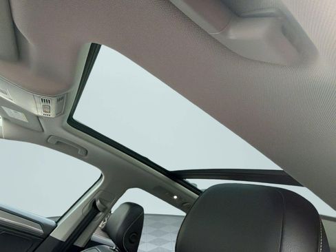 Used 2022 Volkswagen Tiguan SE w/ Panoramic Sunroof Package AWD/4WD image 19