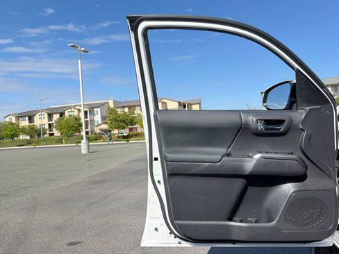 Used 2023 Toyota Tacoma TRD Off-Road AWD/4WD image 14