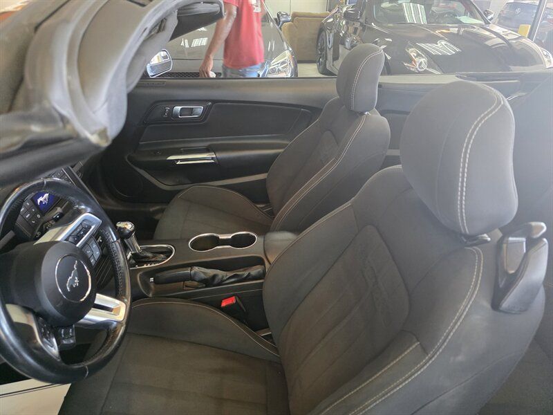 Used 2019 Ford Mustang Convertible RWD image 16