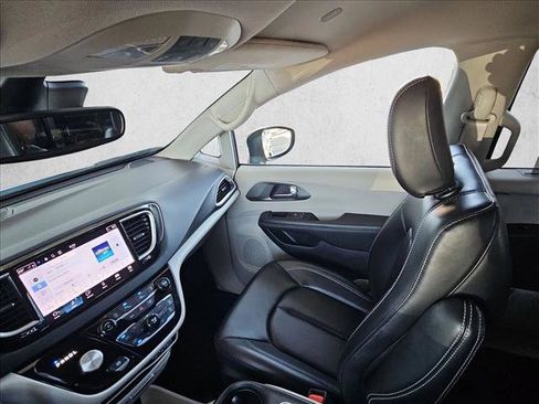 Used 2023 Chrysler Pacifica Touring-L FWD image 12