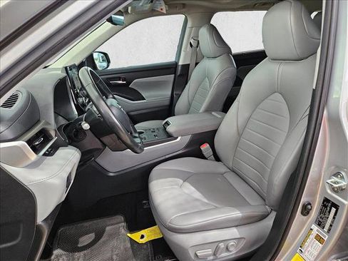 Used 2023 Toyota Highlander XLE image 18