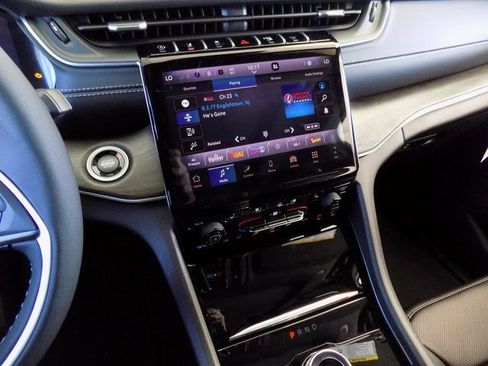 New 2025 Jeep Grand Cherokee Limited w/ Luxury Tech Group II RWD image 16