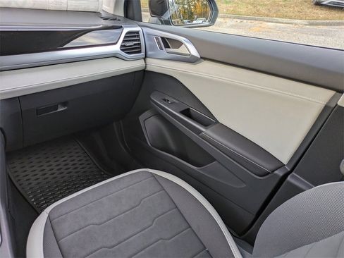 New 2026 Volkswagen Taos SE image 17