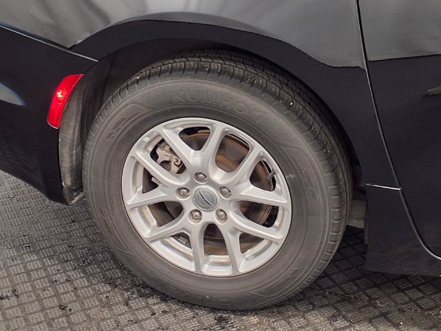 Used 2024 Chrysler Pacifica Touring-L FWD image 8