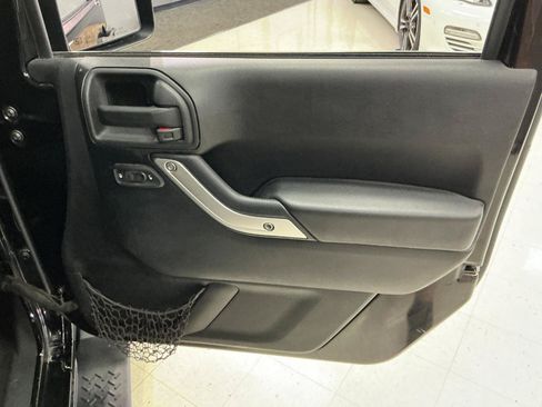 Used 2015 Jeep Wrangler Unlimited Sahara w/ Connectivity Group AWD/4WD image 25