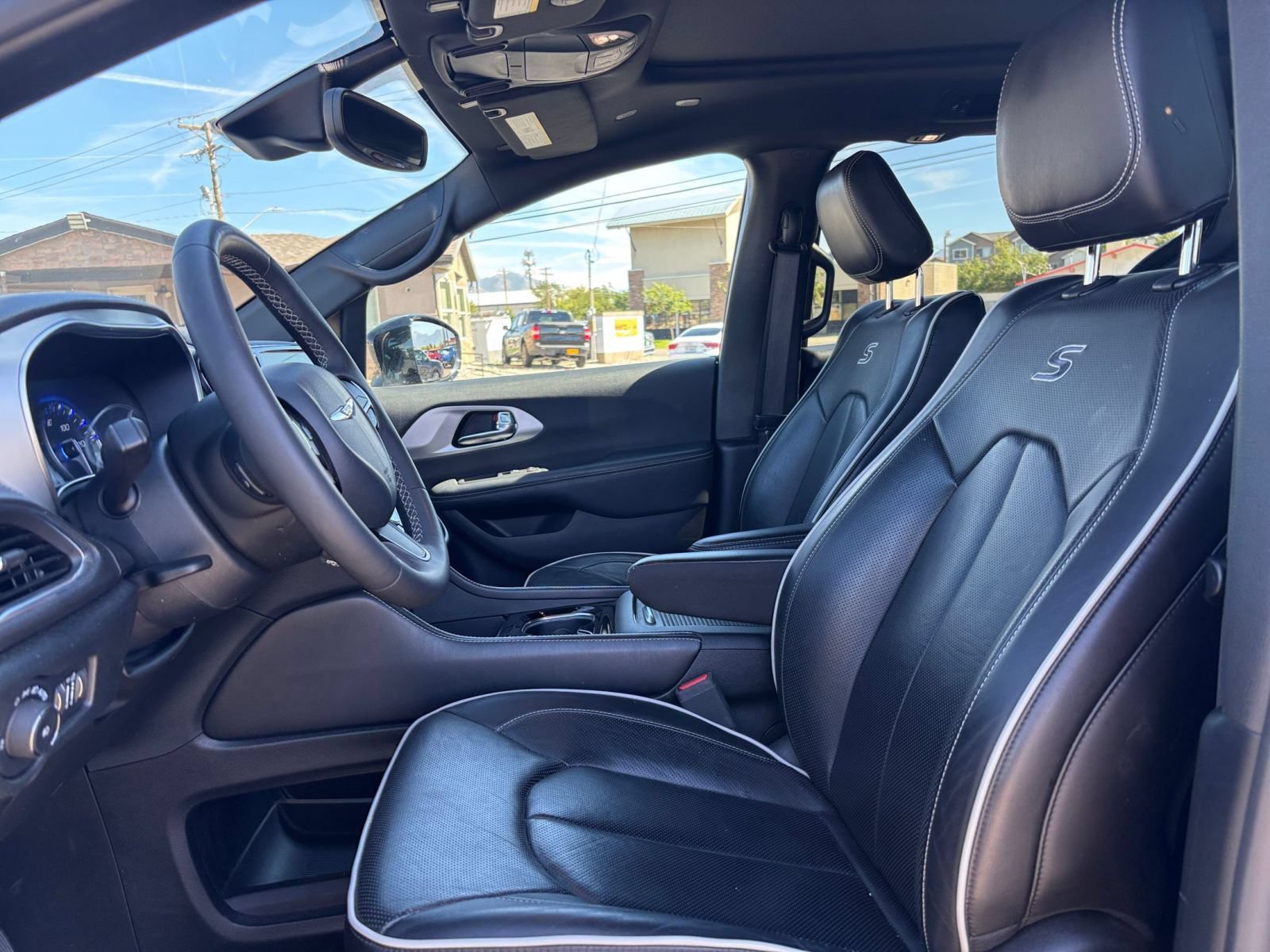 Used 2025 Chrysler Pacifica Limited FWD image 29