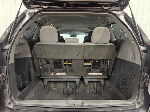 Used 2015 Toyota Sienna LE image 28