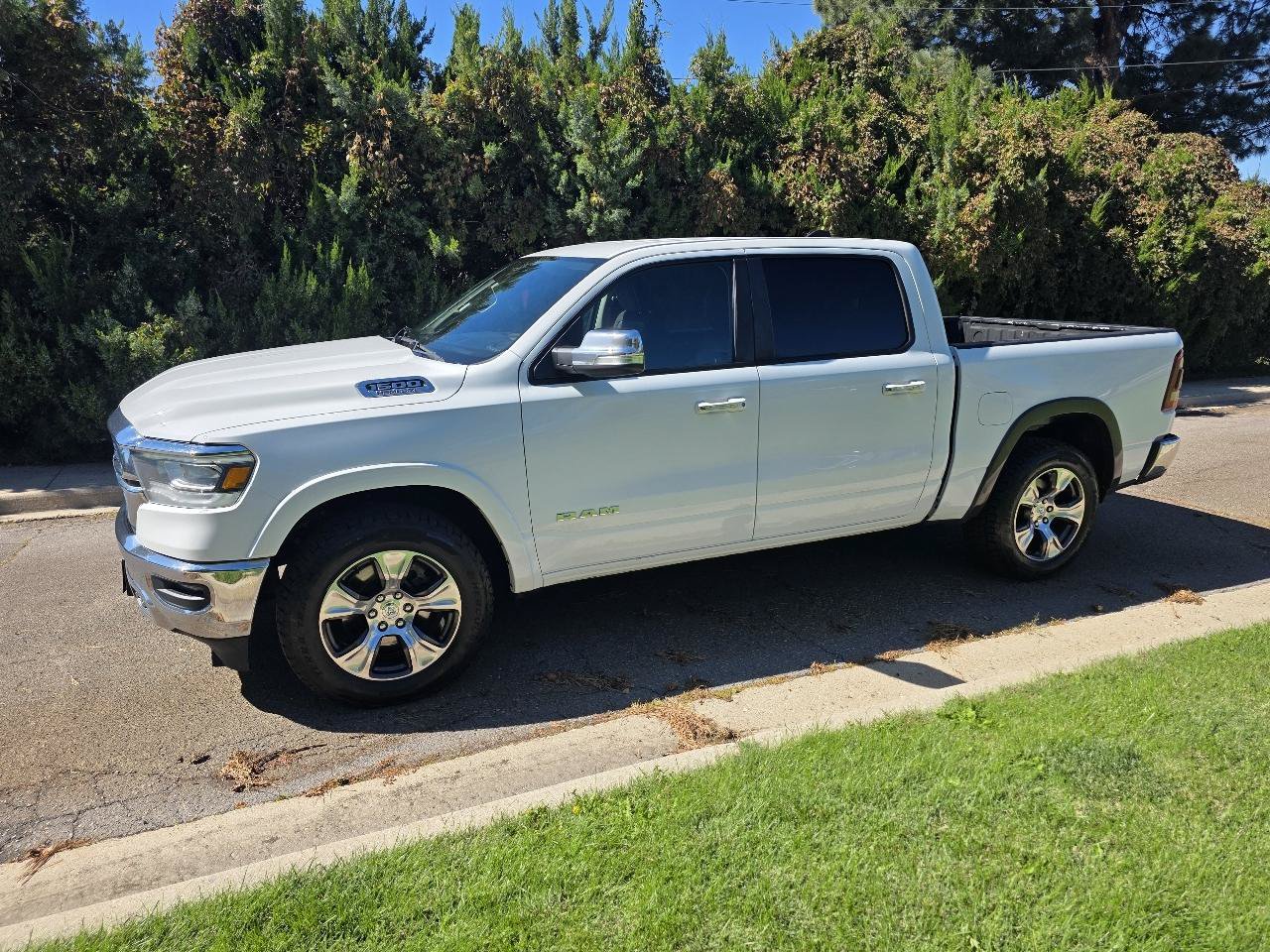 Used 2022 RAM 1500 Laramie AWD/4WD image 1
