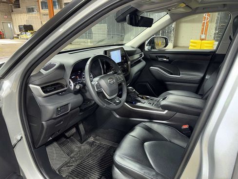 Used 2022 Toyota Highlander XLE AWD/4WD image 30
