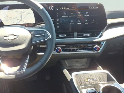 New 2026 Chevrolet Equinox LT w/ Convenience Package II FWD image 6
