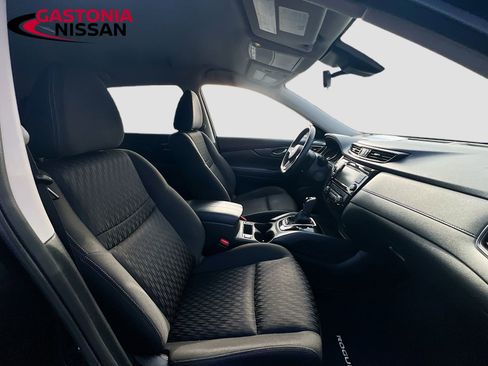 Used 2020 Nissan Rogue SV image 34