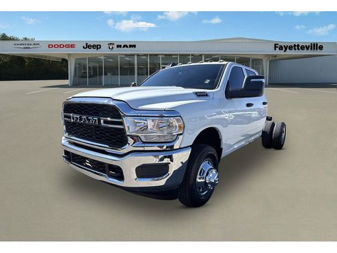 Used 2024 RAM 3500 Tradesman w/ Chrome Appearance Group image 7