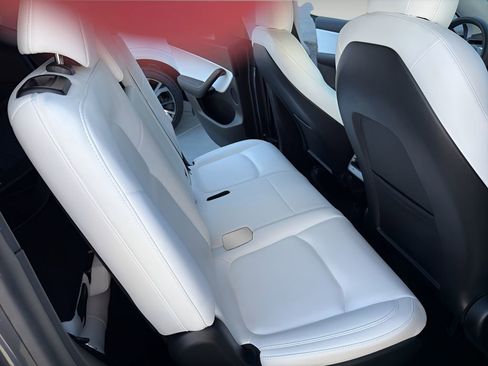 Used 2021 Tesla Model Y Long Range image 13