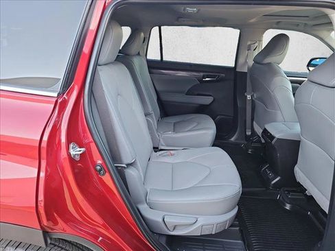 Used 2025 Toyota Highlander Limited FWD image 21