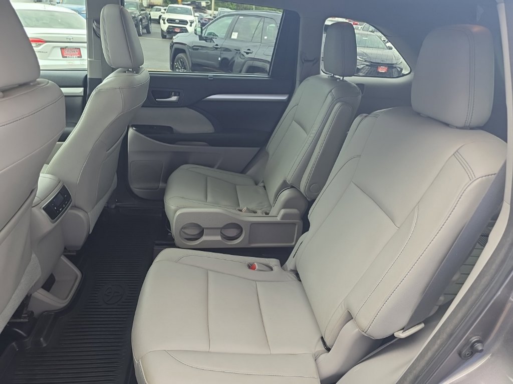 Used 2017 Toyota Highlander XLE AWD/4WD image 13