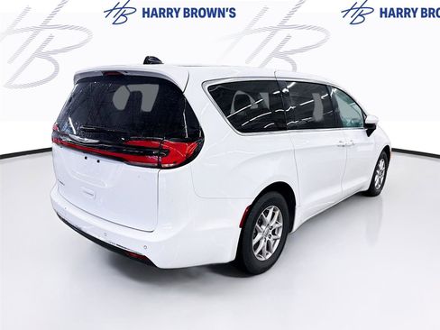 Used 2023 Chrysler Pacifica Touring-L image 9