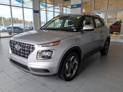 Certified 2024 Hyundai Venue SEL image 8