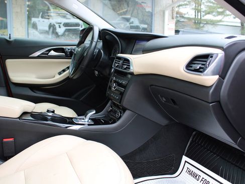 Used 2017 INFINITI QX30 Premium w/ Navigation Package image 21