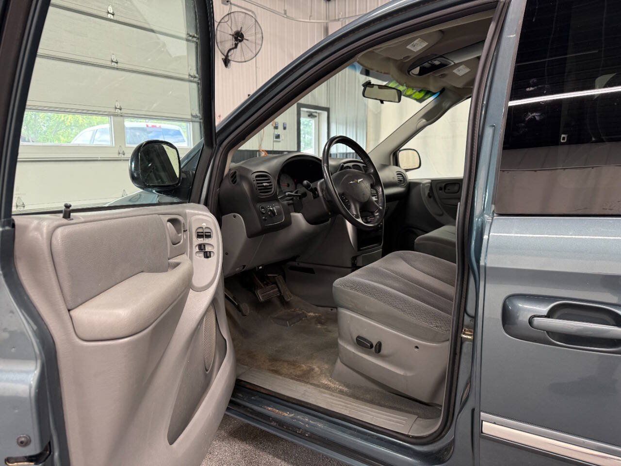 Used 2006 Chrysler Town & Country Touring FWD image 7
